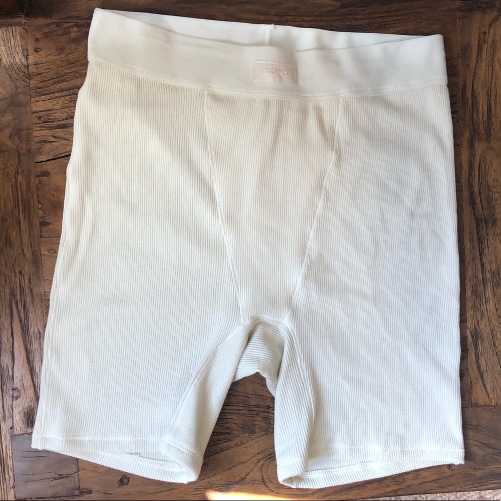 SKIMS Cotton Rib Boxer shorts in color BONE